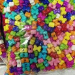 ลูกปัดแฟนซี รูปโบว์ คละสี 1 กิโล 200 บาท