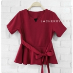 เสื้อผ้าแฟชั่นสวยๆ เสื้อทำงาน (สีแดงเข้ม) ผ้าฮานาโกะ แต่งระบายเอว มีสายมัดโบว์ สวยหวานสไตล์เกาหลี ใส่ได้หลายสไตล์ เว้าคอ มีซิปหลัง ใส่ได้ทุกโอกาส