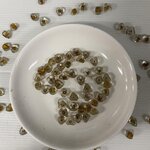 ลูกปัดแก้วอินเดียสอดไส้สีน้ำลูกปัดแก้วอินเดียสอดไส้สีน้ำตาลทรงสามเหลี่ยม 10 มิล 100 กรัม 200 บาท