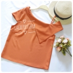 เสื้อแฟชั่นผ้าฮานาโกะ (สีส้มอิฐ) ปาดไหล่ข้างเดียว ตัดแต่งผ้าช่วงอกเก๋ๆ เพิ่มสายเดี่ยวเพื่อความมั่นใจให้ลุคสวยเปรี้ยว