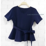 เสื้อผ้าแฟชั่นสวยๆ เสื้อทำงาน สีกรมท่า ผ้าฮานาโกะ แต่งระบายเอว มีสายมัดโบว์ สวยหวานสไตล์เกาหลี ใส่ได้หลายสไตล์ เว้าคอ มีซิปหลัง ใส่ได้ทุกโอกาส