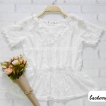 เสื้อผ้าลูกไม้ สีขาว แต่งลายลูกไม้ที่คอ แขนหยัก เอวสม็อก มีซับใน สวยหวานน่ารักมากค่ะ สินค้าคุณภาพ ราคาไม่แพง