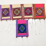 P422 กระเป๋าใส่เหรียญคล้องคอ ลายปักมือ แบบดอกเดียว สายยาว มีช่องใส่ของ1 ช่องซิป1