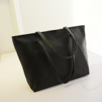 (หมดจ้า) กระเป๋าแฟชั่น สีดำ สะพายไหล่ มีซิปเปิดปิด เรียบหรู ((โปรโมชั่นส่งฟรี))