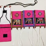 P423 กระเป๋าใส่เหรียญคล้องคอ ลายช้างปักมือ สายยาว มีช่องใส่ของ1 ช่องซิป1