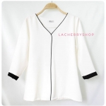 เสื้อแขนสามส่วน (สีขาว) คอวี กุ้นขอบสีตัดทูโทน แบบสวยน่ารักๆ