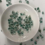 ลูกปัดแก้วอินเดียสอดไส้สีฟ้าครามทรงสามเหลี่ยม 9 มิล 100 กรัม 200 บาท