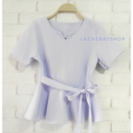 เสื้อผ้าแฟชั่นสวยๆ เสื้อทำงาน (สีม่วงพาสเทล) ผ้าฮานาโกะ แต่งระบายเอว มีสายมัดโบว์ สวยหวานสไตล์เกาหลี ใส่ได้หลายสไตล์ เว้าคอ มีซิปหลัง ใส่ได้ทุกโอกาส