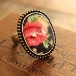 แหวนวินเทจ ลายดอกกุหลาบสีแดง ตัวแหวนปรับขนาดได้ค่ะ