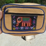 กระเป๋าคาดเอว สีครีม ปักลายช้างซิปด้านหน้า สามชั้น ด้านหลังหนึ่ง