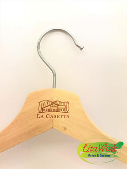 สกรีนไม้แขวนเสื้อ LA CASETTA